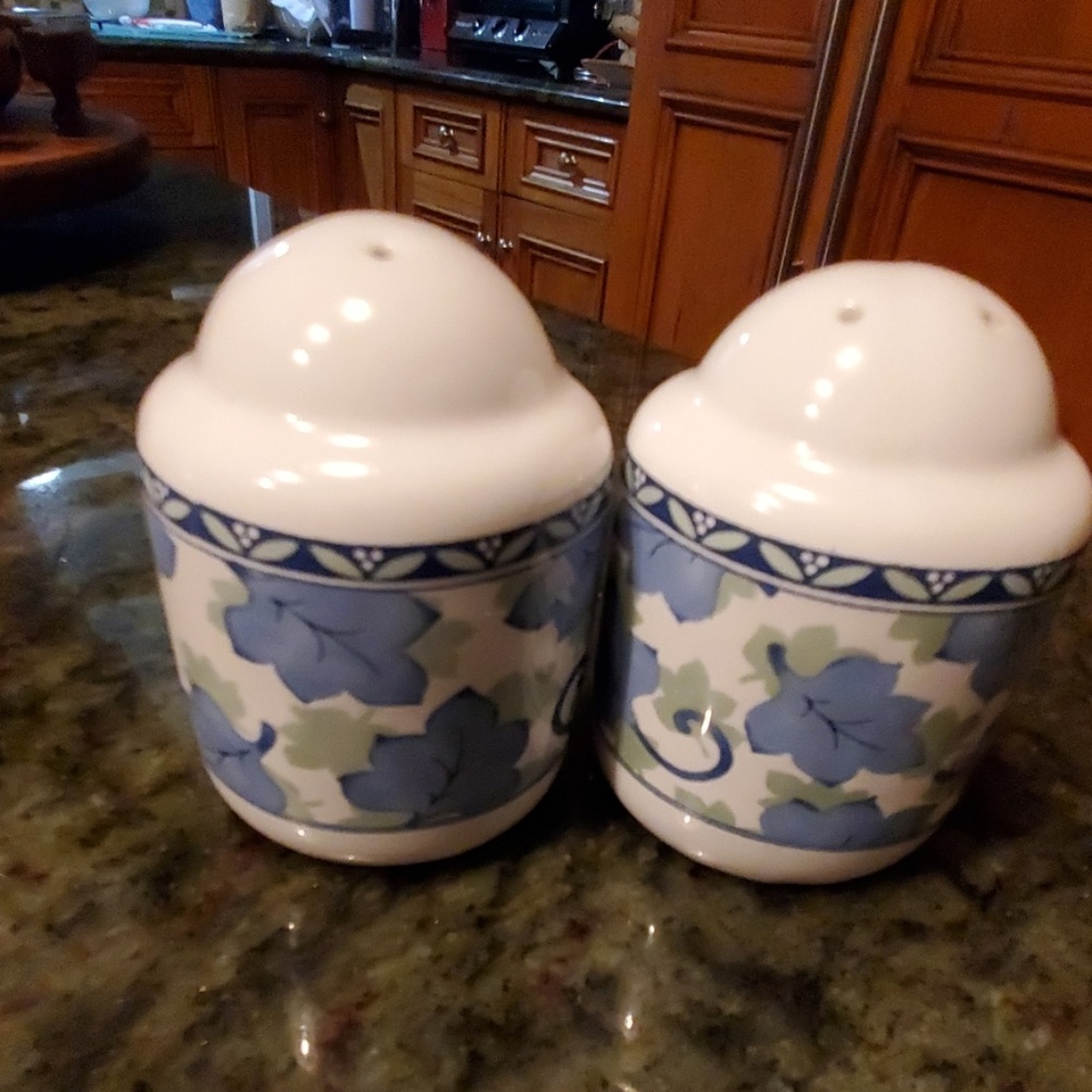 Salt pepper shakers pfaltzgraff